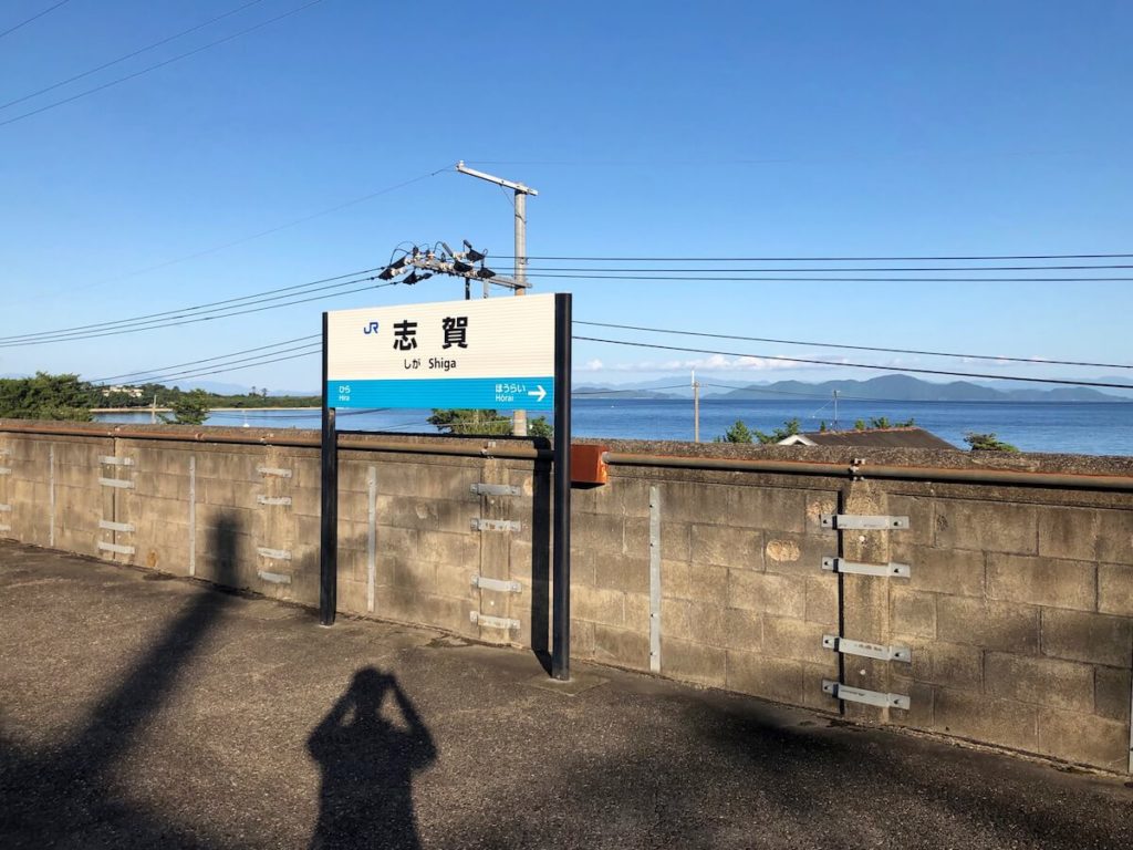 湖西線志賀駅のホームから眺める琵琶湖の風景