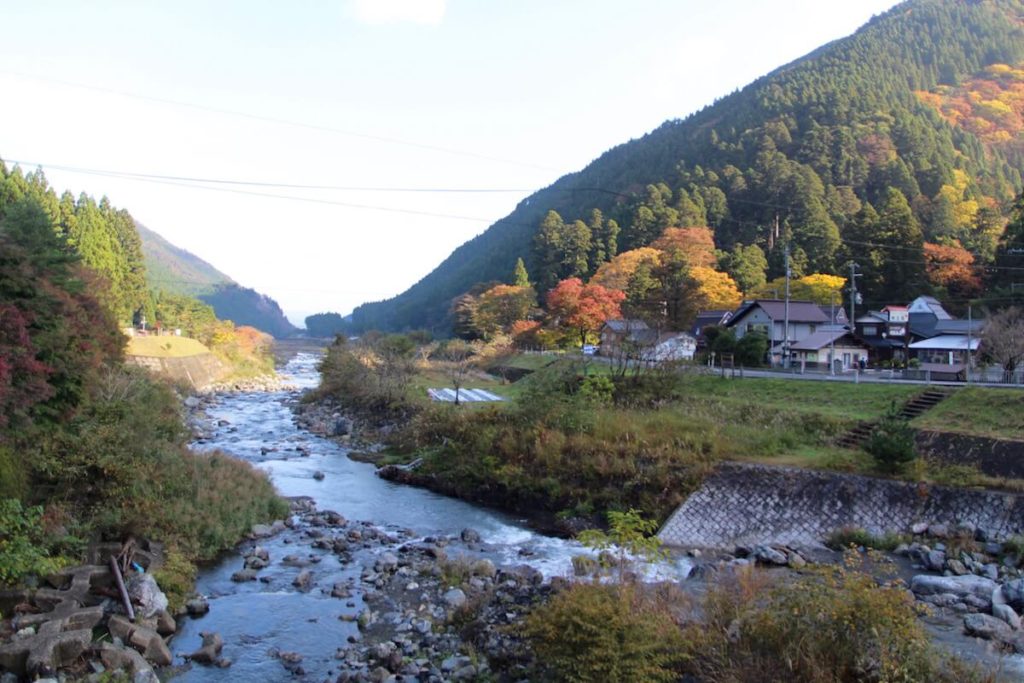 武奈ヶ岳登山 駐車場から登山口までの景色 安曇川と紅葉