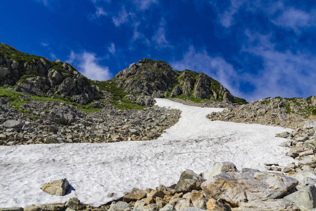 立山登山　登山道の雪渓