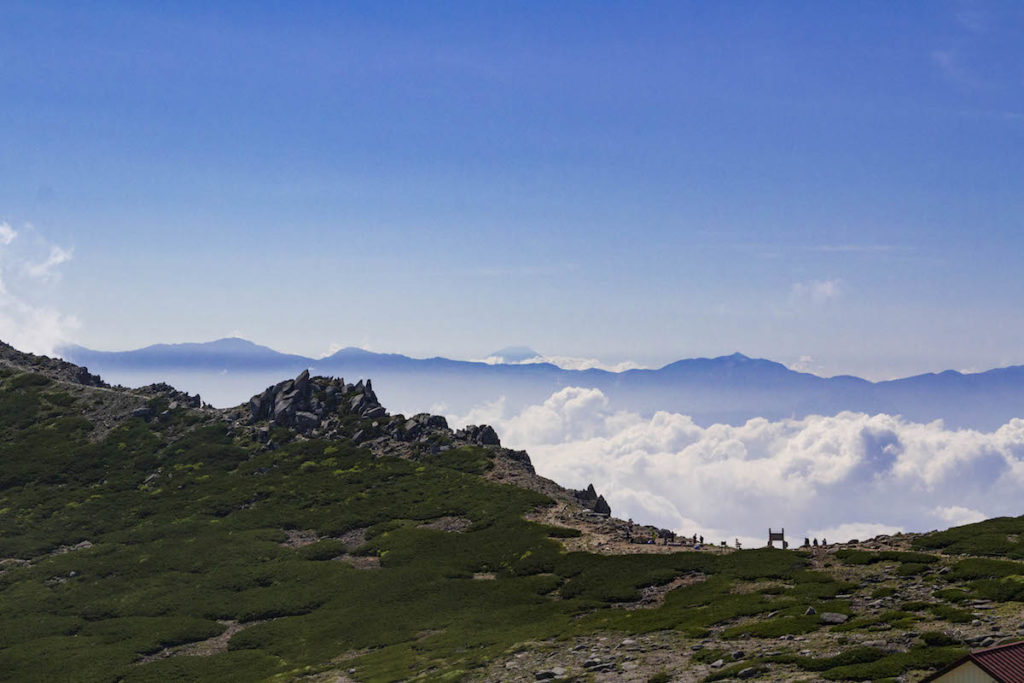 木曽駒ヶ岳登山　登山道から望む雲海と富士山・南アルプス