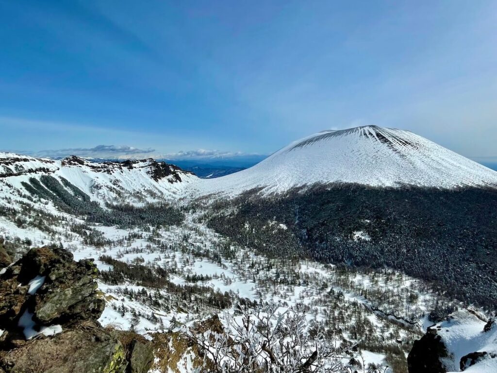 黒斑山で雪山登山(登山道から見た浅間山)