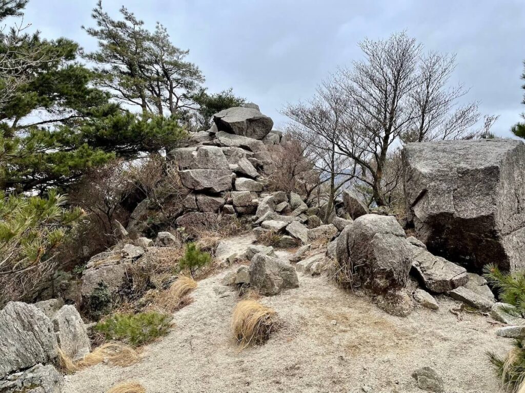 釈迦ヶ岳の登山道(中尾根ルート展望スポット)
