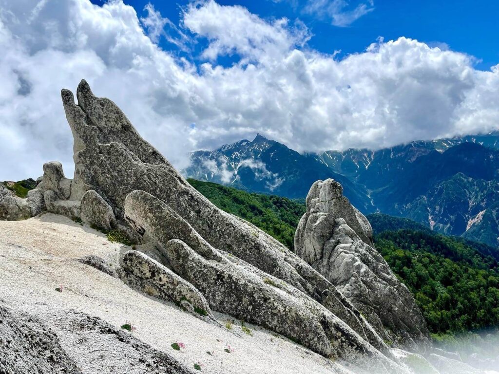 燕岳のイルカ岩と槍ヶ岳