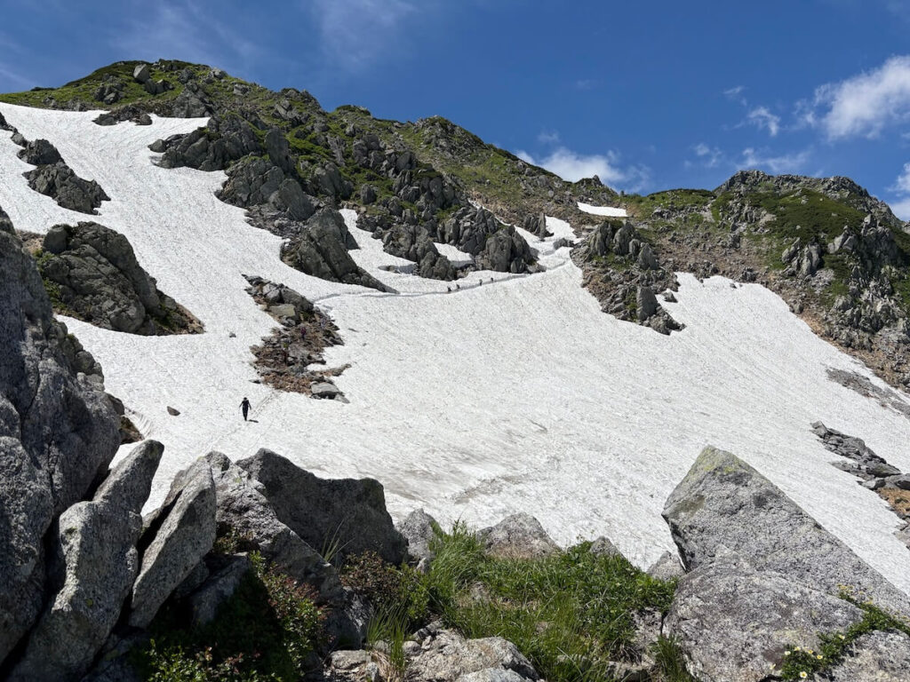 立山室堂から五色ヶ原_登山道の雪渓