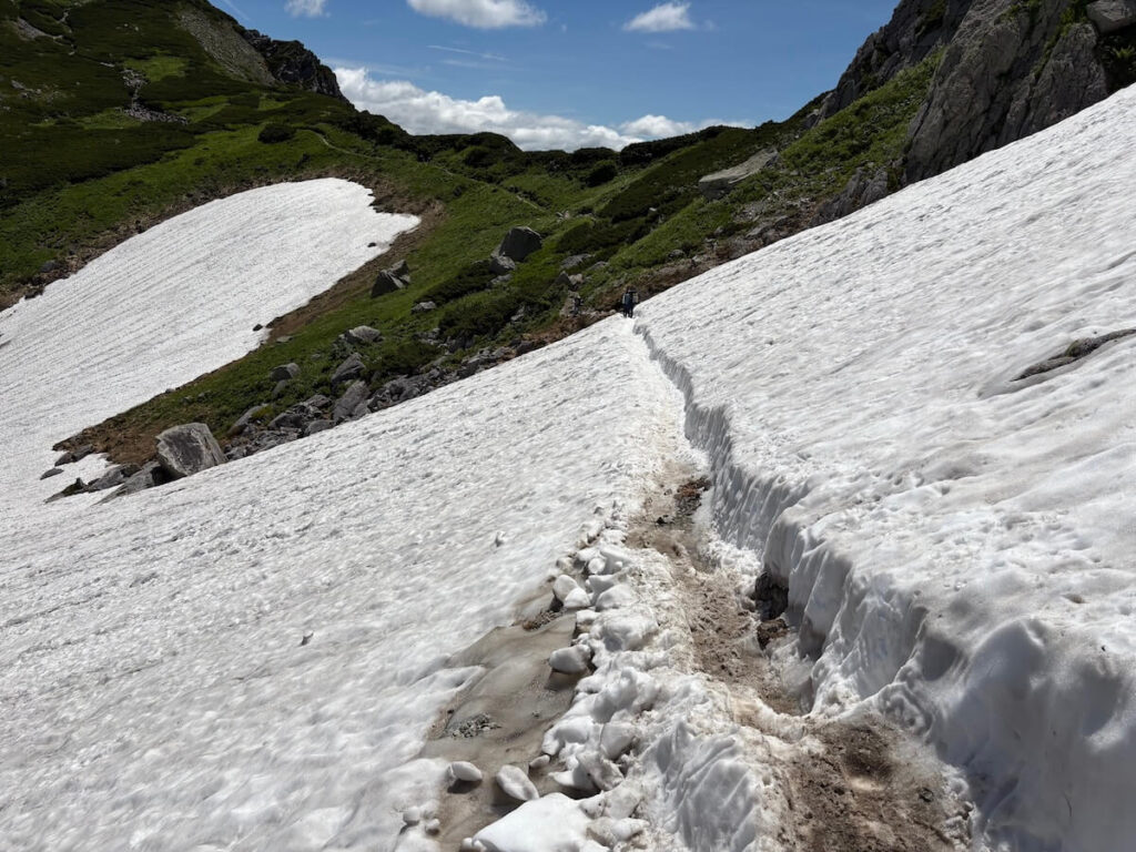 立山室堂から五色ヶ原_登山道の雪渓